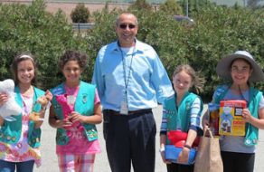 Girl Scouts Deliver Dishes to Dogs