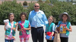 Girl Scouts Deliver Dishes to Dogs