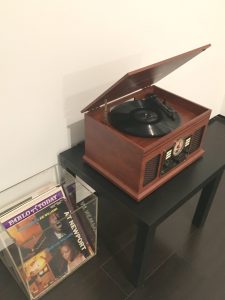 de Saisset Exhibition on “Jazz Greats” Conjures Jazz Club Vibe