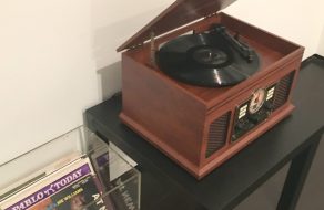 de Saisset Exhibition on “Jazz Greats” Conjures Jazz Club Vibe