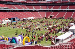 The 49ers Host Families for the First Picnic On The Field