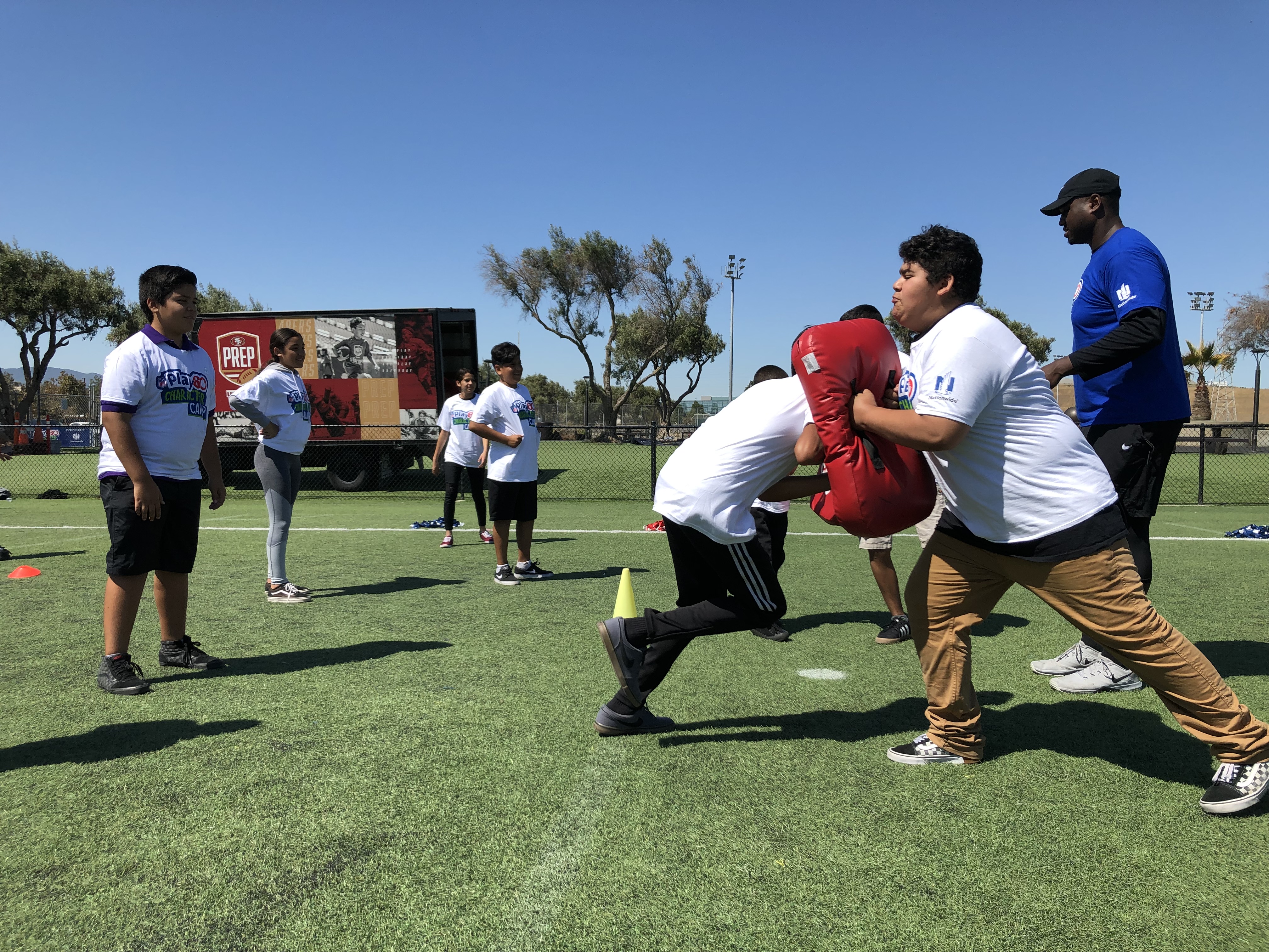 The San Francisco 49ers and NFL Play 60 Campaign brought Football Hall of Famer Anthony Munoz and Coach Andy Olds together for kids.