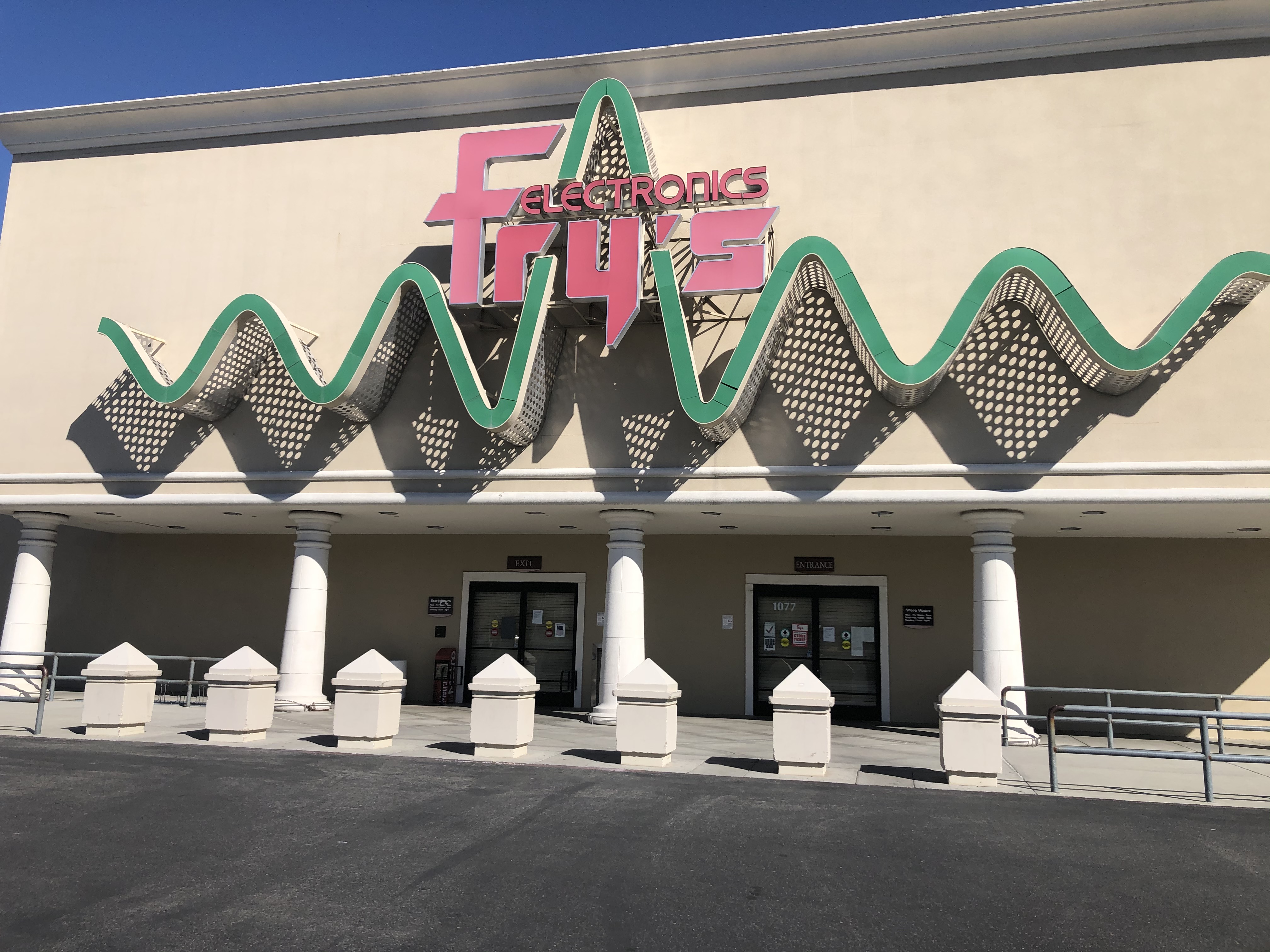 The Fry’s Electronics in Sunnyvale and accross the county closes overnight. They employees and loyal customers were suprised.