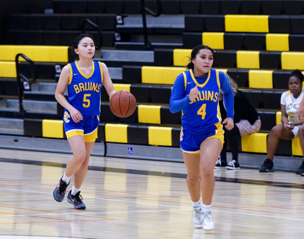 The Santa Clara Bruins defeated Andrew Hill 43-16 thanks to a strong defensive showing by veteran players and teamwork.