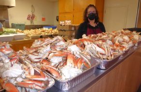 Sunnyvale Rotary Divvies Up 1,300 Pounds of Crab for Bibbed Guests