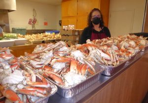 Sunnyvale Rotary Divvies Up 1,300 Pounds of Crab for Bibbed Guests