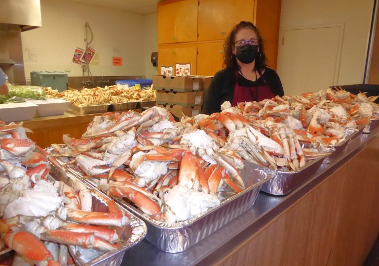 Sunnyvale Rotary Divvies Up 1,300 Pounds of Crab for Bibbed Guests
