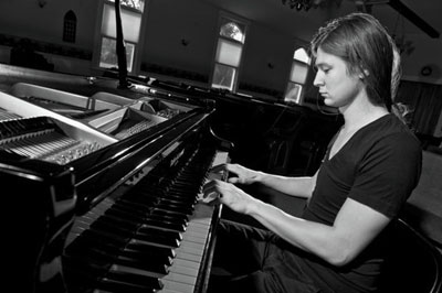 A Sunnyvale concert organized by John Pietrzyk and composed by Santa Clara resident Benjamin Belew will benefit UNICEF.