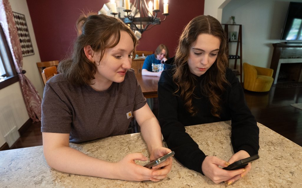 Medical experts are warning parents to look out for digital distress, a sign that children and teens are getting too much screen time.