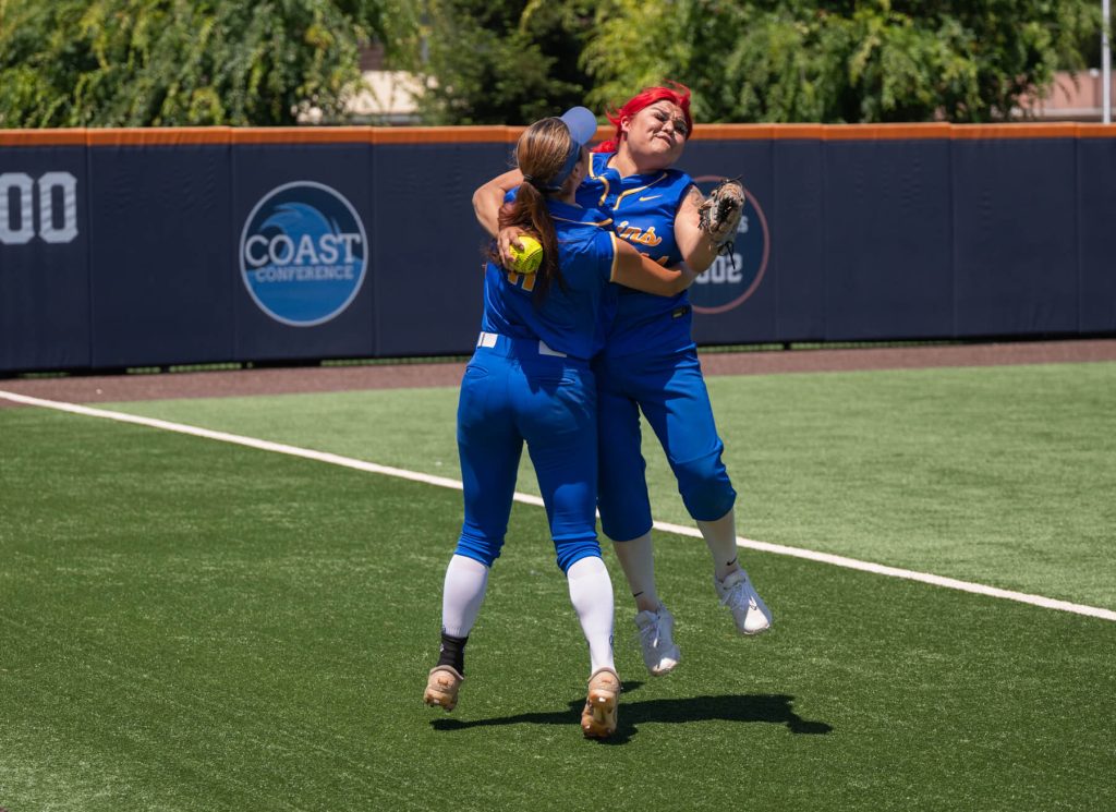 Santa Clara Bruins celebrate
Photo by Matt Boyes