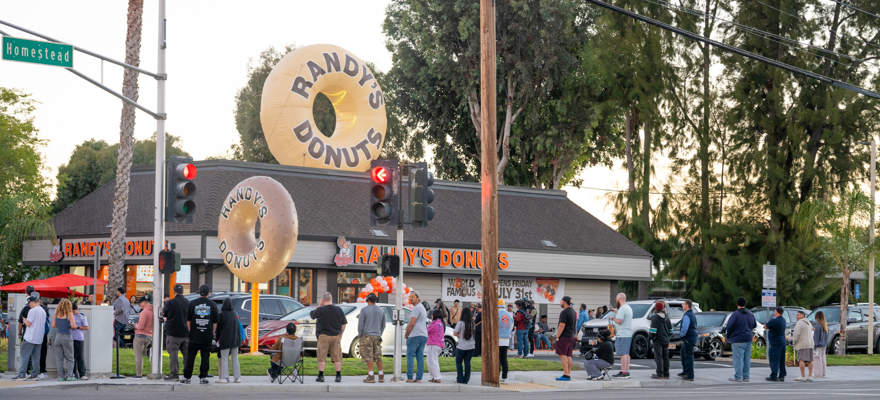 The opening of Randy's Donut shop across Homestead Road from Stan's Donuts drew out hundreds of loyal customers.